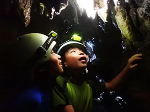 西表島　小学生の男の子がクーラの鍾乳洞探検